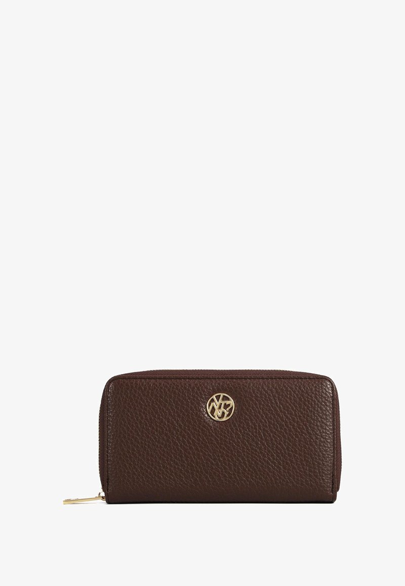 Portafoglio in pelle marrone con finitura testurizzata, caratterizzato da un accento con logo dorato e una chiusura con zip. Forma rettangolare compatta.