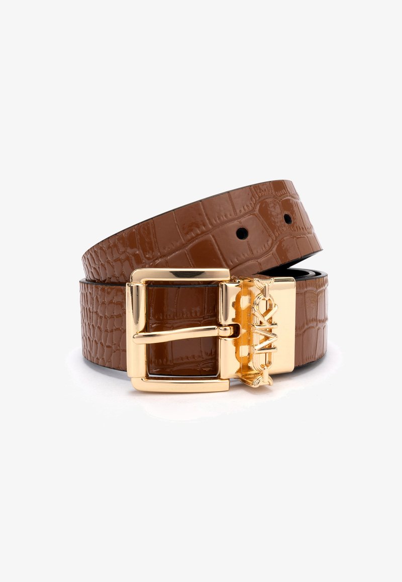 Ceinture en cuir synthétique marron imitation crocodile avec une boucle rectangulaire dorée et une finition texturée, comportant plusieurs trous d'ajustement sur toute sa longueur.