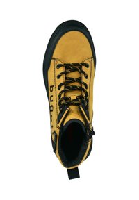 Gelbe Wildleder-Ankle-Boots mit schwarzer Gummisohle, schwarzen Schnürsenkeln und Branding an der Seite. Verfügt über ein strukturiertes Innenfutter und eine Zuglasche.