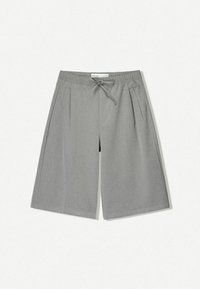 Pantaloni corti grigi realizzati in tessuto testurizzato, dotati di una vita elastica, coulisse regolabile e due tasche laterali.