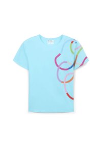 T-shirt azzurro chiaro a maniche corte realizzato in tessuto morbido, con linee curve multicolori in rosa, verde, arancione e rosso su un lato.