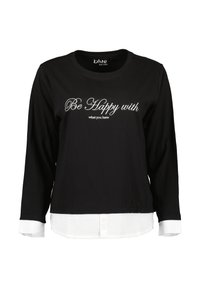 Schwarzes Langarmshirt mit weißem geschichteten Saum und Manschetten, das auf der Vorderseite den weißen geschwungenen Text "Sei zufrieden mit dem, was du hast" trägt.