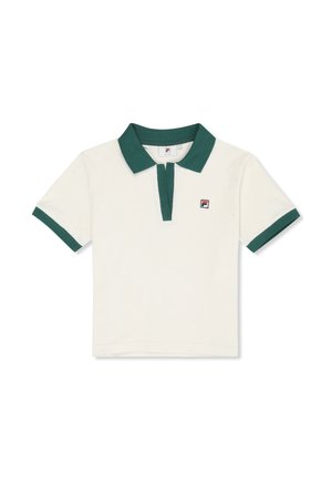 Camiseta tipo polo blanca de manga corta con cuello y puños de manga en verde oscuro, con un pequeño logo rojo y negro en el lado izquierdo del pecho.