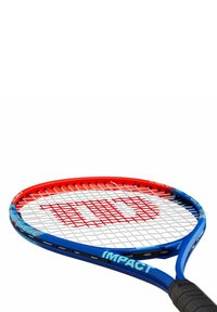 Racchetta da tennis con telaio blu, testa rossa e corde bianche. Presenta l'etichetta "IMPACT" e un logo rosso in grassetto sulla superficie delle corde.