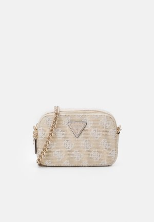 Sac tissé beige avec une finition texturée, doté d'une bandoulière en chaîne dorée et d'un accent en logo triangular sur le devant. Fermeture éclair sur le dessus.