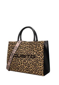 Borsa rettangolare con manici in pelle nera, tessuto a stampa leopardata e una tracolla beige con la scritta "CUSTO" in lettere nere.