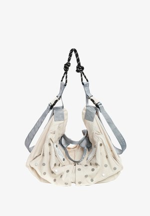 Bolso bandolera de tela beige con correas grises, botones de presión metálicos y asas de cuerda negra y blanca anudadas, mostrado sobre un fondo blanco.