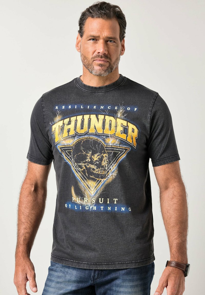 Grå grafisk t-shirt med gul "THUNDER"-tekst, kraniedesign og trekantmønster. Kortærmet og med rund hals.