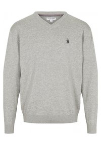Pull à col en V gris clair en tissu tricoté doux. Il présente des manches longues, des poignets côtelés et un petit logo noir sur la poitrine.