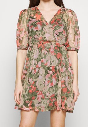 Robe fleurie avec de courtes manches bouffantes. Présente un design enroulé, une base vert kaki et des accents roses. Fabriquée en tissu léger et texturé.