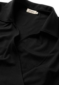 Musta kietaisumekko, jossa on pehmeä ja sileä pinta, kauluksellinen pääntie ja siistit ompelut. Etiketissä lukee "Jumper" koko S.