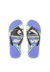 Lilla flip-flops med sorte teksturerede stropper, prydet med et geometrisk design i gul og blå, vist fra en topudsigt.