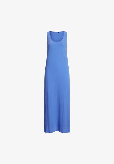 Niebieska, bawełniana długa sukienka bez rękawów z dekoltem typu scoop, z małym czarnym logo na lewej piersi, o prostym kroju, bez wzorów i ozdób.