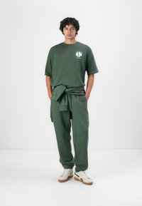 Noisy May NMMILES PANT UNISEX - Pantalon de survêtement - cilantro/black