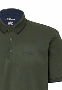 Olivgrünes Poloshirt aus strukturiertem Stoff, mit einem Zwei-Knopf-Verschluss, navyfarbigem Kontrastkragen und gesticktem Logo auf der Brust.