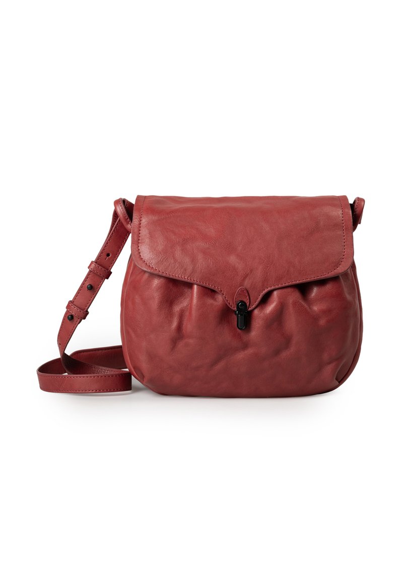 Borsa a spalla in pelle rossa con patta pieghevole, tracolla regolabile e chiusura a scatto nera. Texture liscia con una leggera lucentezza.