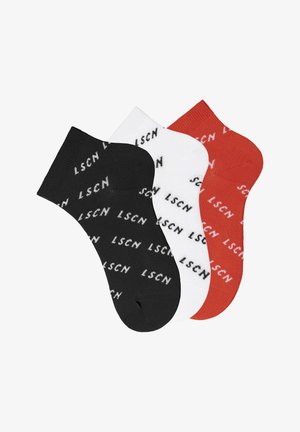Drei Paar Knöchelsocken in Schwarz, Weiß und Orange, mit dem Text "LSCN" in einem wiederholten Muster. Hergestellt aus einem dehnbaren Stoff.