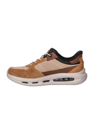 Lage sneaker in beige en bruin met witte zool, vetersluiting aan de voorkant, gevoerde kraag en zichtbaar luchtkussen in de zool.