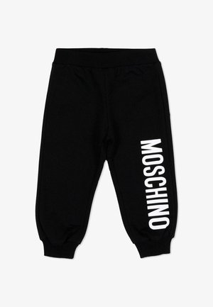 Czarne spodnie dresowe z elastycznym paskiem w talii, ściągaczami przy nogawkach i białym pionowym logo "MOSCHINO" na prawej nogawce.