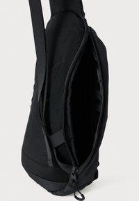 Borsa a tracolla nera in nylon con una texture liscia, chiusura con zip sicura e tracolla regolabile. Caratterizzata da un interno spazioso e un design minimalista.