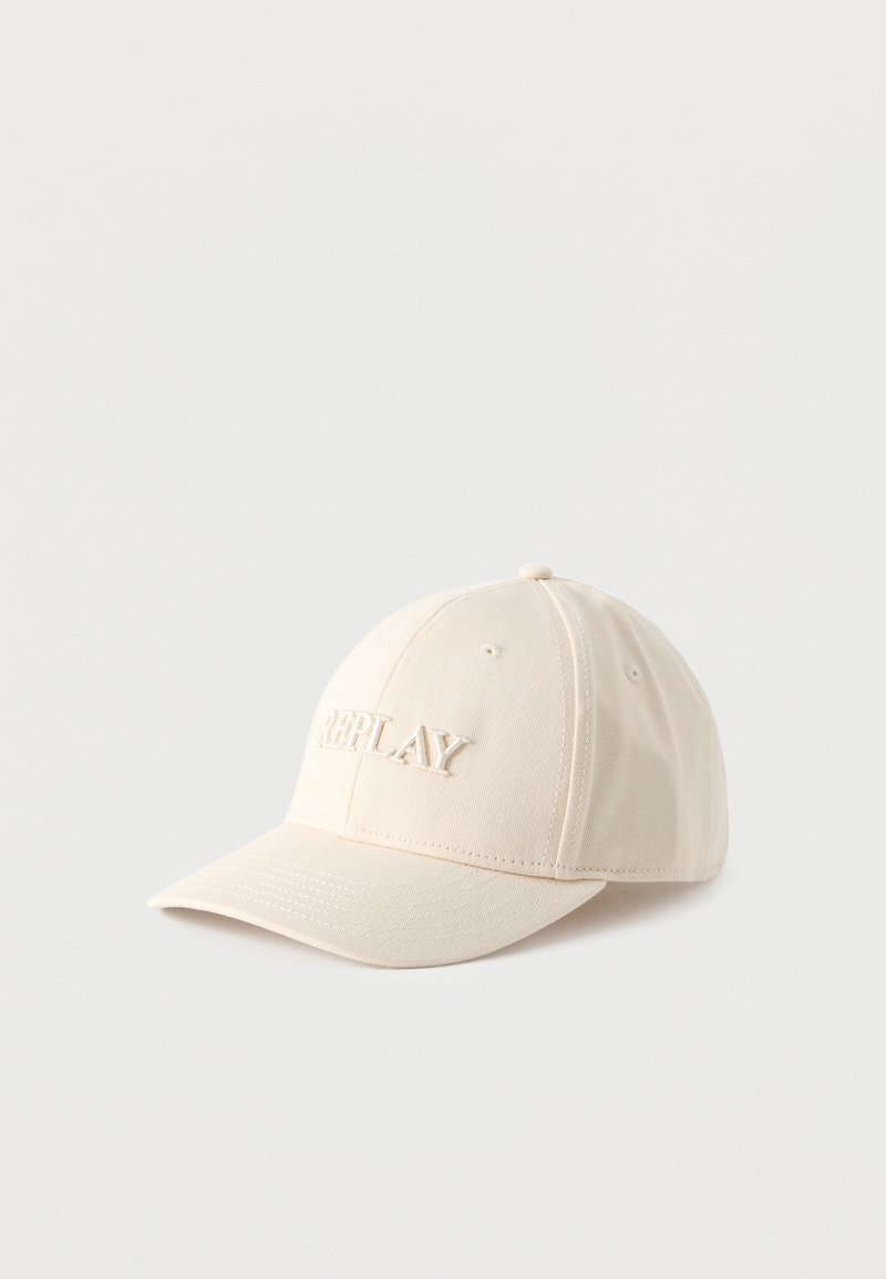 Casquette de baseball beige clair avec visière courbée et texte brodé "REPLAY" au centre avant, présentée sur un fond blanc uni.