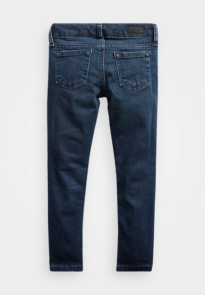 Jeans de denim oscuro de corte ajustado, con bolsillos traseros, detalles de costura sutiles y un acabado suave. Presenta una etiqueta de cuero en la cinturilla.