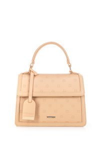 Beige leren handtas met een reliëfpatroon, rechthoekige vorm, gestructureerd ontwerp, bovenhandvat en een labeldetail.