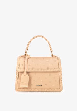 Beige Lederhandtasche mit geprägtem Muster, rechteckiger Form, strukturiertem Design, Tragegriff und einem Gepäckanhänger-Detail.
