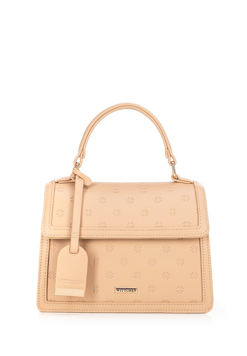 Beige leren handtas met een reliëfpatroon, rechthoekige vorm, gestructureerd ontwerp, bovenhandvat en een labeldetail.