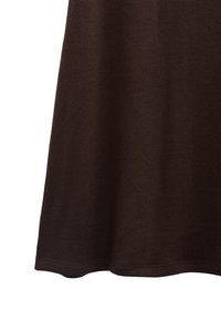 Brązowa dzianinowa sukienka o gładkiej teksturze, lekko rozszerzonym kroju i zaokrąglonym dolnym brzegu. Posiada jednolity kolor bez wzorów czy akcentów.