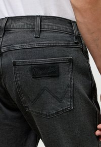 Wrangler GREENSBORO - Vaqueros rectos - coal mine