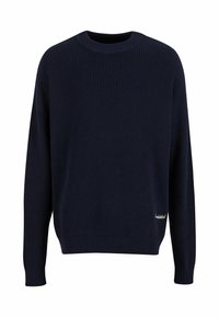 Maglione a coste di un blu navy con scollo a girocollo, spalle cadenti e polsini aderenti. Piccolo logo in basso a destra.