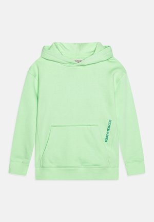 Sudadera verde clara con un bolsillo tipo canguro en el frente, corte relajado, puños acanalados y un logo bordado a lo largo del lado. Textura suave.