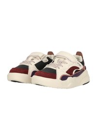 Multikleurige sneakers met een mix van crème, bordeaux, zwart en paarse materialen. Het ontwerp bevat net- en suède accenten met een klittenbandsluiting.