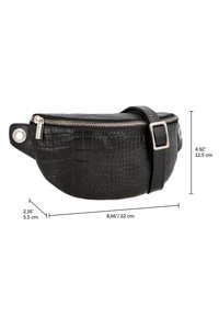 Crni fanny pack od umjetne kože s teksturom krokodila, srebrni zatvarač i prilagodljiva naramenica. Dimenzije: 22 cm širine, 12,5 cm visine, 5,5 cm dubine.