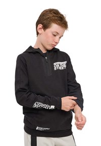 Felpa nera con cappuccio e zip, caratterizzata da grafiche testuali sul davanti e sulle maniche. Realizzata in materiale morbido con una vestibilità comoda e tasche laterali.