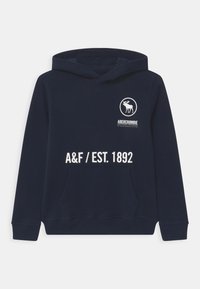 Sudadera azul marino hecha de tela suave, con un bolsillo canguro frontal, impresión de logo y detalles en texto blanco "A&F / EST. 1892" en la parte frontal.