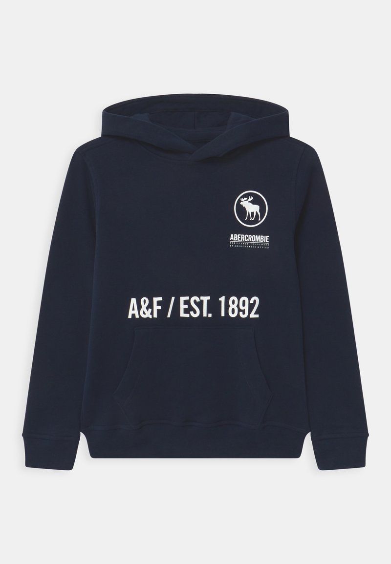 Sudadera azul marino hecha de tela suave, con un bolsillo canguro frontal, impresión de logo y detalles en texto blanco "A&F / EST. 1892" en la parte frontal.