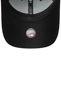 Căciulă de baseball neagră cu o margine plată, având un logo circular al unei mingi de baseball în centrul vizorului. Materialul are o textură netedă.