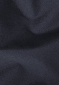 Tessuto di raso blu navy con una superficie liscia, caratterizzato da riflessi di luce sottili e un aspetto leggermente sgualcito.