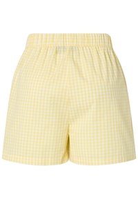Κίτρινο και λευκό καρό σορτς (gingham) με ελαστική μέση, τοποθετημένο σε λευκό φόντο, χωρίς ορατά λογότυπα ή διακοσμήσεις.