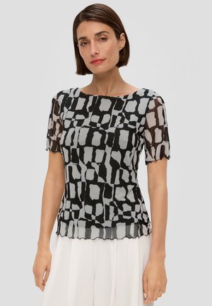 Zwart en lichtgrijs blouse met patroon, korte doorzichtige mouwen, een ronde halslijn en een gestructureerde stof. Golvende zoomdetail.