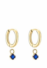 Orecchini a cerchio in oro con un design a catena e un pendente in gemma blu rimovibile. La gemma è tagliata a forma quadrata e montata su una griffa.