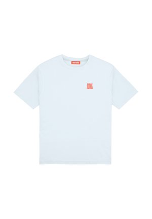 T-shirt blanc uni à manches courtes avec un petit logo rouge sur la poitrine gauche et une étiquette rouge à l'intérieur du col.