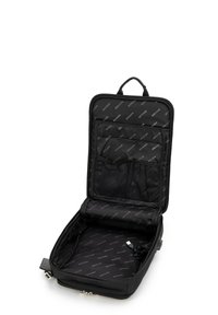 Bolsa de portátil negra con apertura con cremallera, bolsillos de malla en el interior y sección acolchada. Presenta un patrón de logo de marca en la tela.