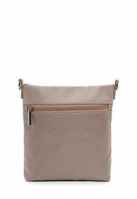 Beige texturovaná látková crossbody taška s přední kapsou na zip a nastavitelným popruhem. Obsahuje kovové prvky pro zapínání a akcenty.
