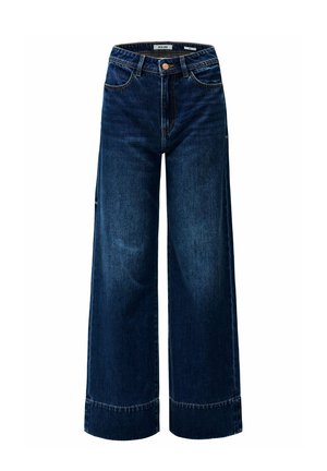 Jeans de mezclilla de tiro alto en denim azul oscuro, con bolsillos frontales, pasacinturones, cierre de botón y costuras visibles sobre un fondo blanco.