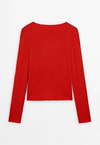 Pull en tricot rouge à manches longues avec un col large et un design simple, posé à plat sur un fond blanc.