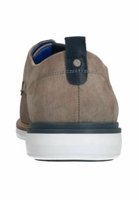 Scarpa da uomo con tomaia in suede marrone chiaro, accenti blu navy, suola bianca a contrasto e linguetta sul tallone per una facile calzata.