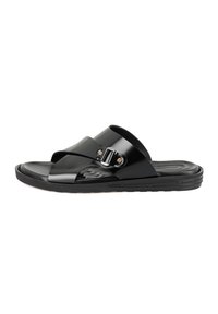 Zwarte sleehak sandalen met glanzend synthetisch bovenwerk, twee brede banden, verstelbare metalen gespslot, en een geprofileerde loopzool voor grip.
